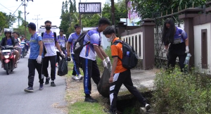 SMA Swasta Panca Setya Sintang Pungut Sampah di Pasar Inpres Untuk Peringati Hari Bersih Indonesia