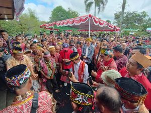 Gelar Acara Adat Pindah Rumah, Bupati dan Wabup Sintang Mulai Tinggal di Rumah Dinas